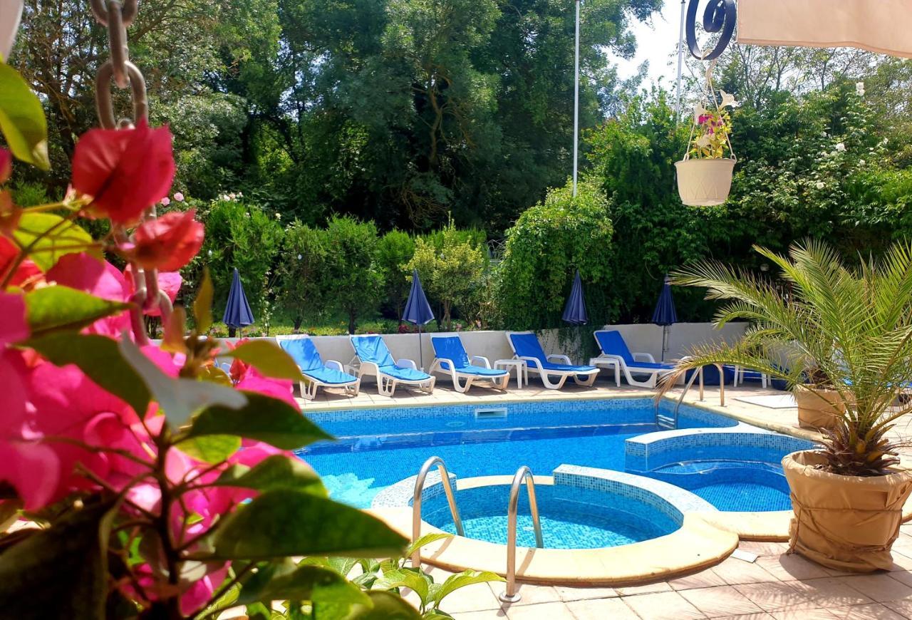 Hotel Feniks ロゼネッツ エクステリア 写真