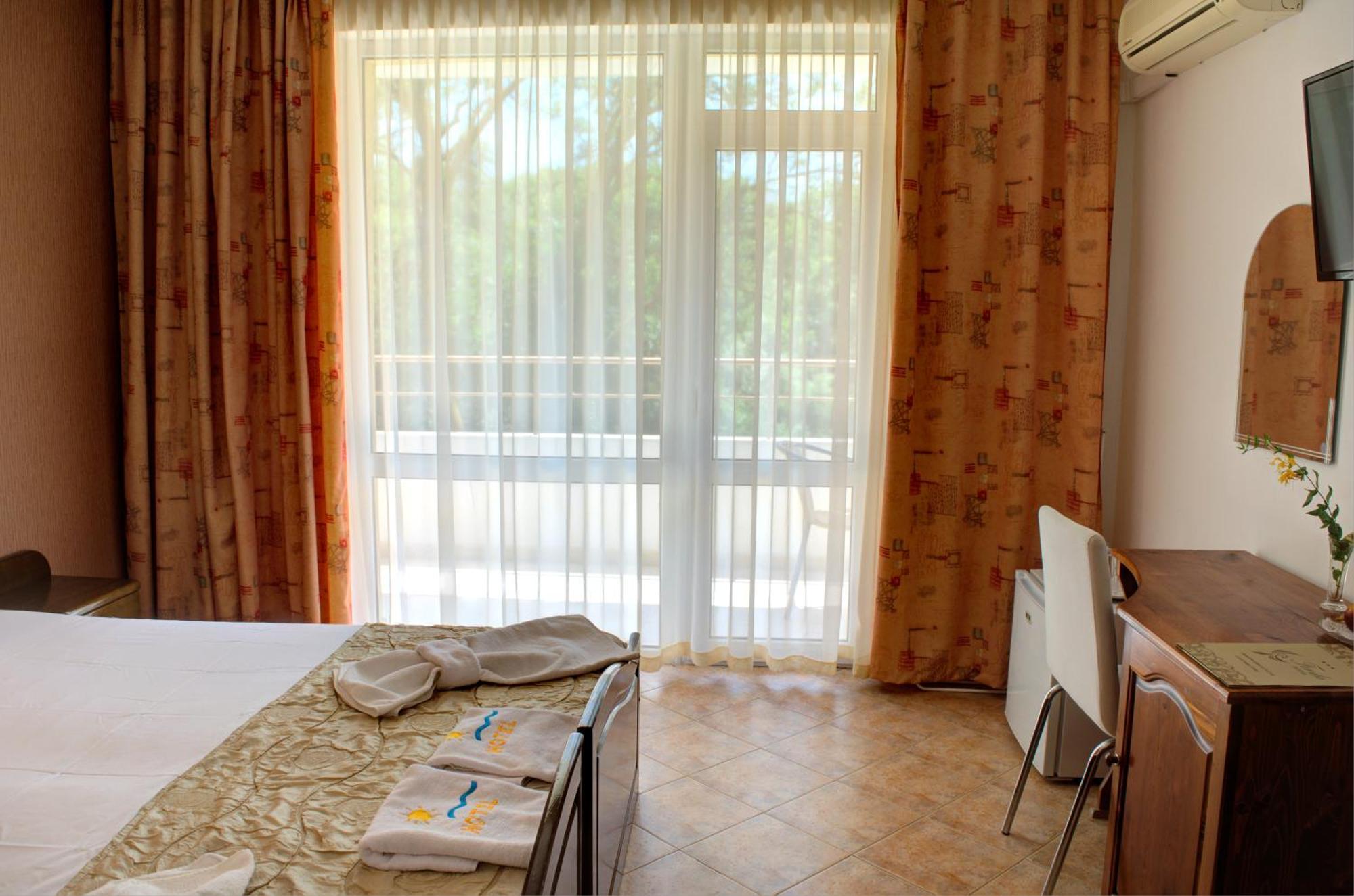 Hotel Feniks ロゼネッツ エクステリア 写真